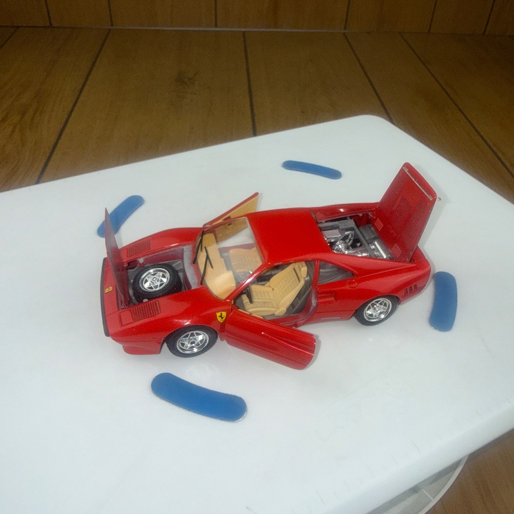 Bburago Ferrari GTO 1984 Red Diecast Model Car 1/24 Scale Made in Italy 0172